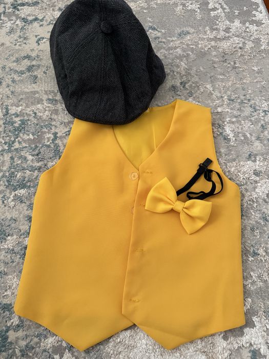 Жилетка жёлтого цвета и кепка