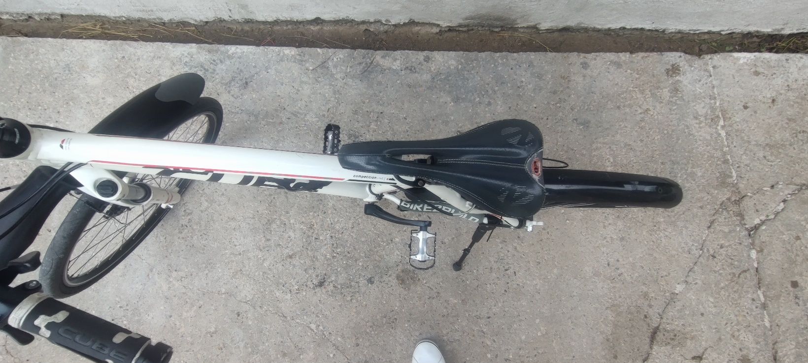 Vând bicicleta CUBE cadru aluminiu