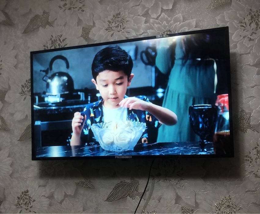 Televizor ROSSO 43 smart tv sotiladi