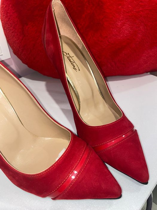 Обувки на висок ток