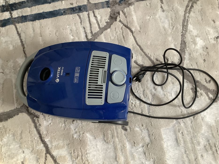 Пылесос Vitek VT-1892 B  в отличном состоянии