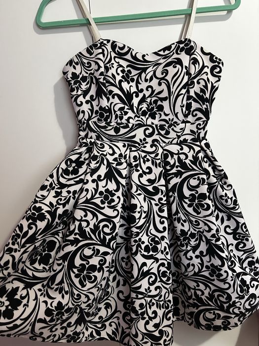 Черно-бяла рокля разкроена