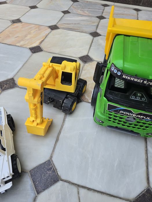 Машинки для мальчика. Хаммаси холати яхши..