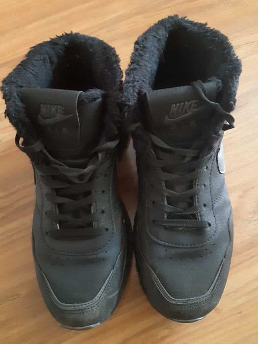 Маратонки  Nike,почти  нови.  Без  забележки.Цена 20лв.