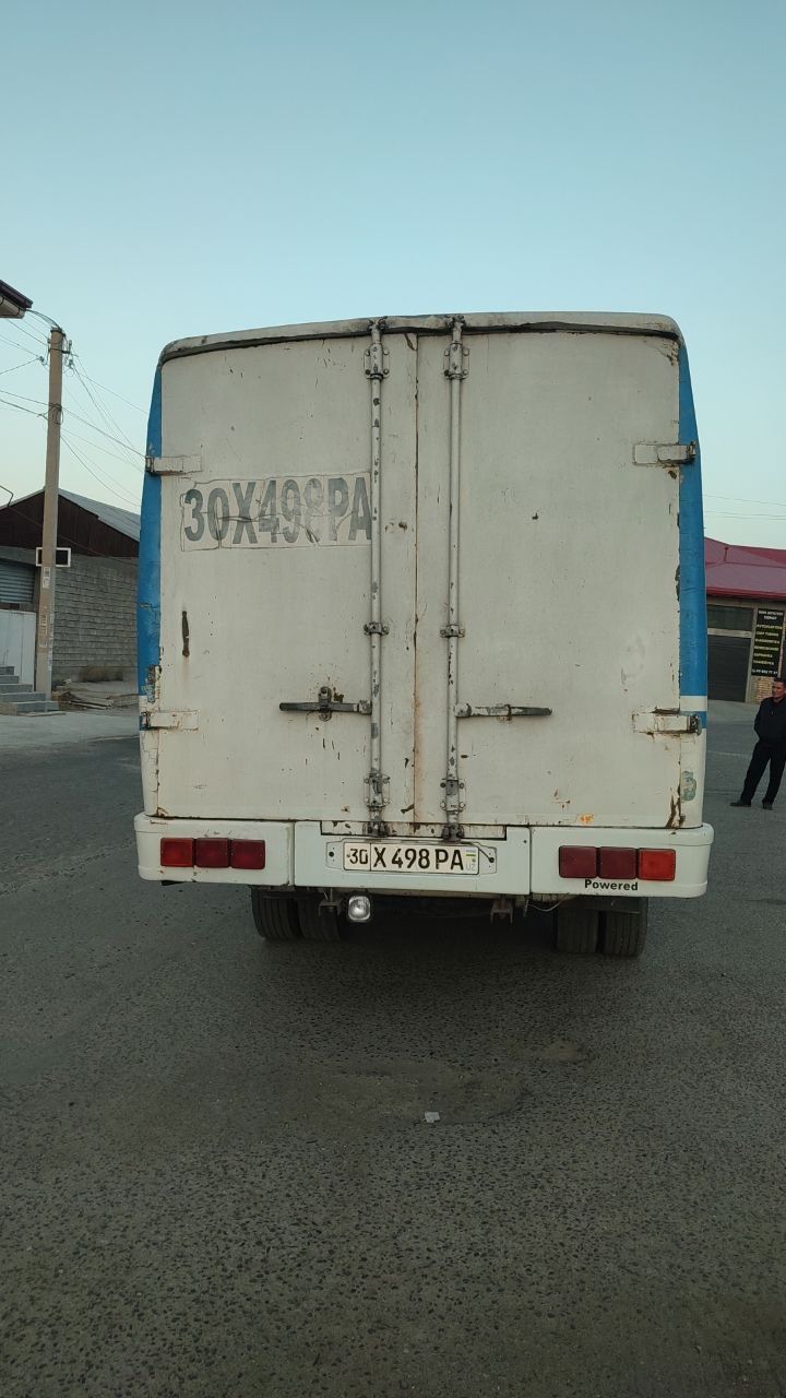 Isuzu 2010 avtobus