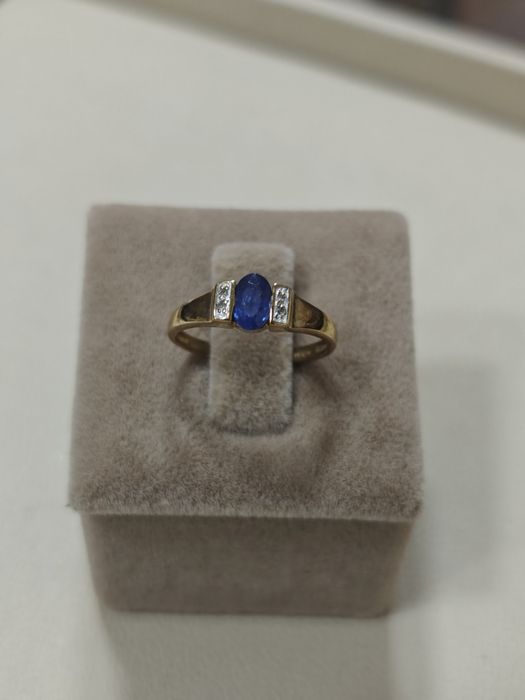Inel aur 9k 1.88gr cu diamante și safir natural (r)