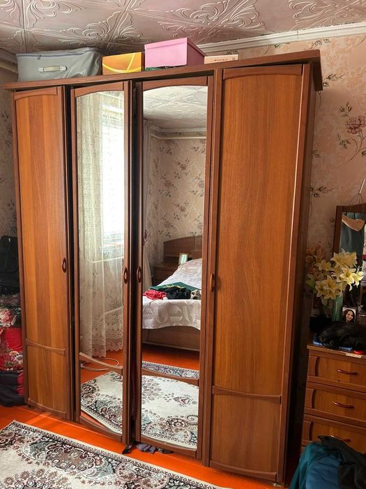 Спальня (Кровать, шкаф и трюмо) б/у, в хорошем состоянии, недорого