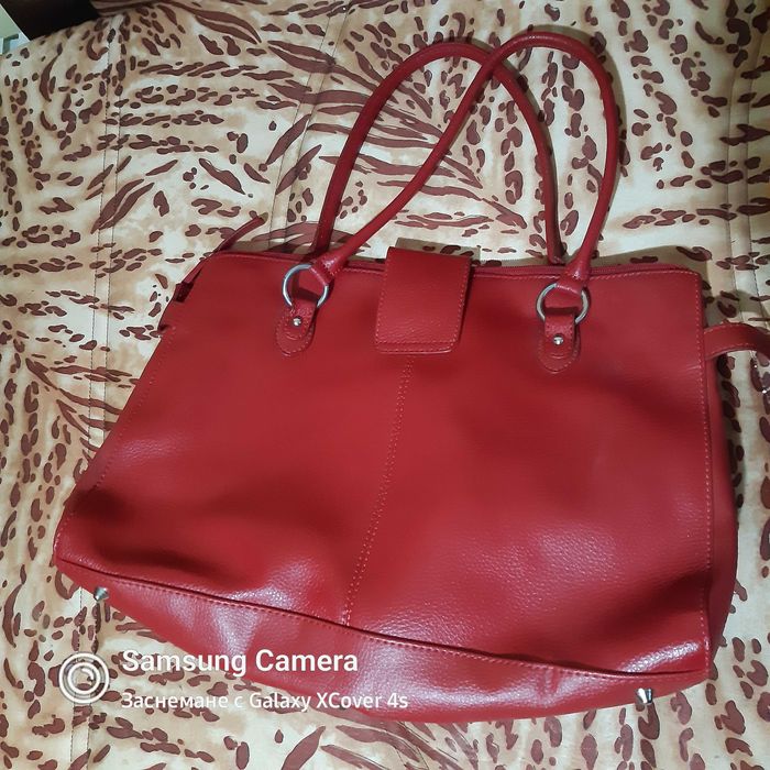 Червена дамска чанта