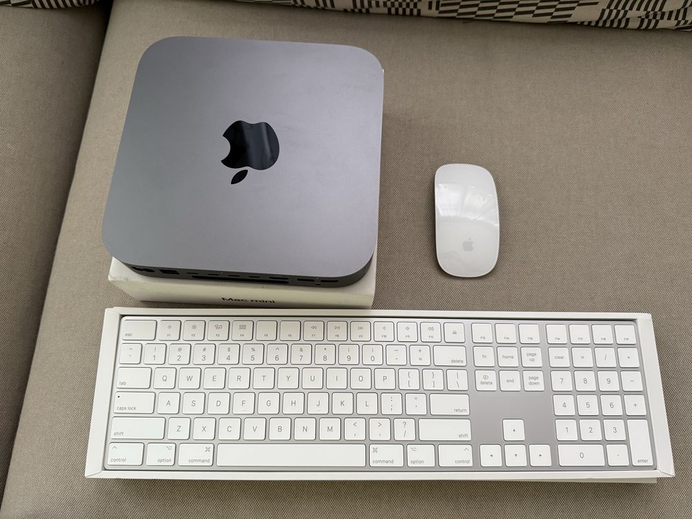 Продавам Mac mini 2018 + клавиатура и мишка на Apple
