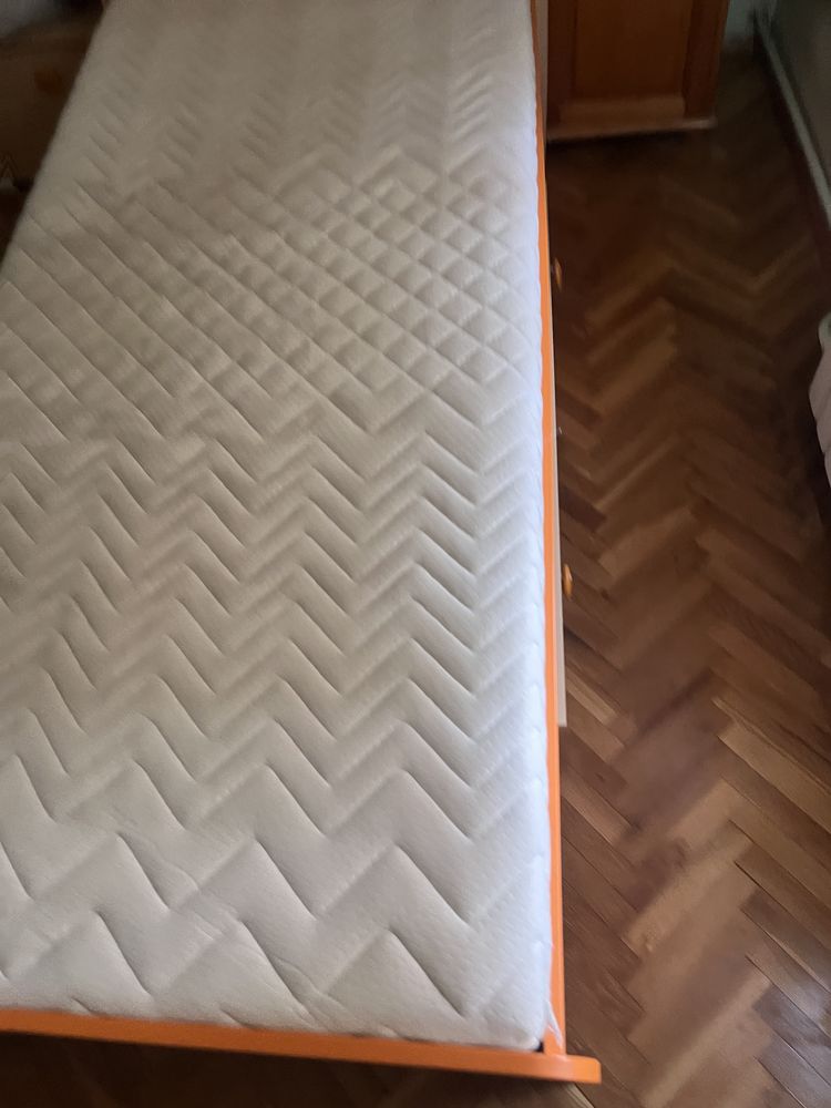 Единично легло с матрак