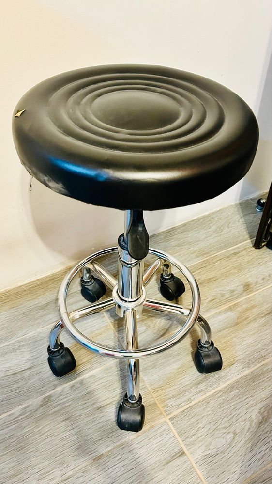 Scaun rotativ cu roți, reglabil pe înălțime – ideal salon, birou, casă