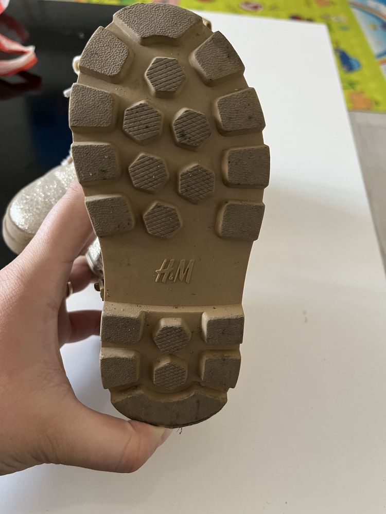 Детски боти на H&M