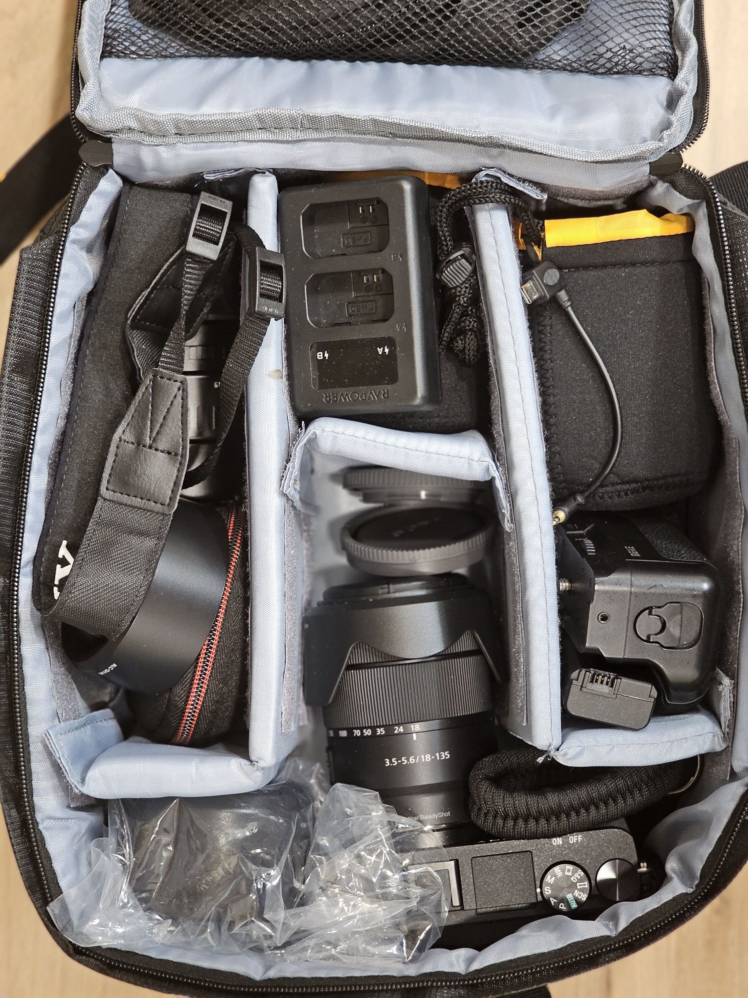 Sony Alpha a6400 в гаранция с 4 обектива, аксесоари