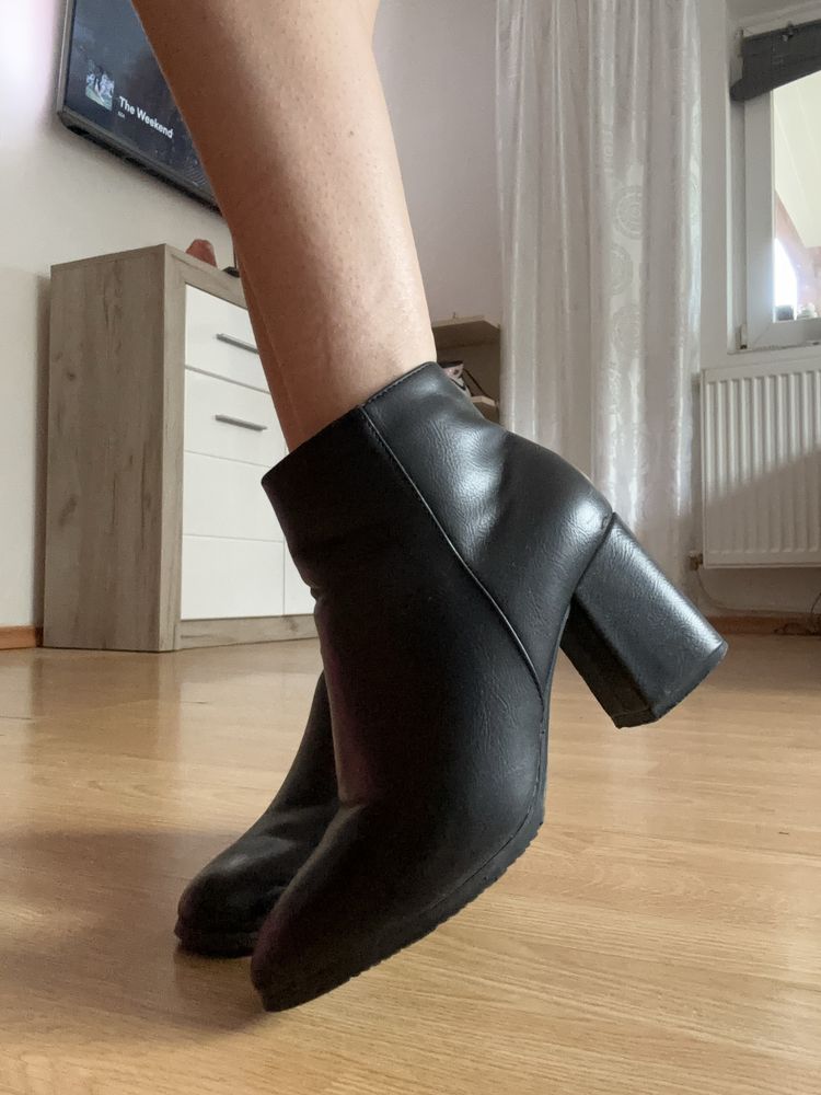 Botine cu toc negre