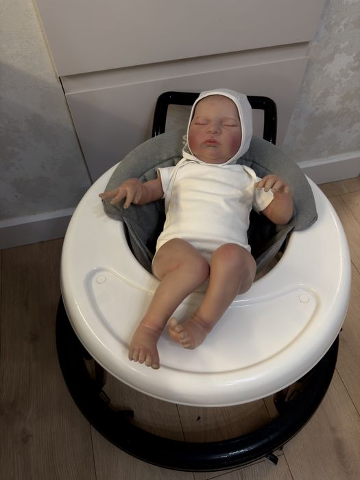 Продам куклу почти настоящий спящий малыш