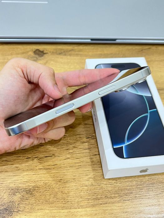 iPhone 16 pro white