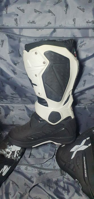 Vând ghete albe mărimea 42 noi și ghetele negri mărimea 46