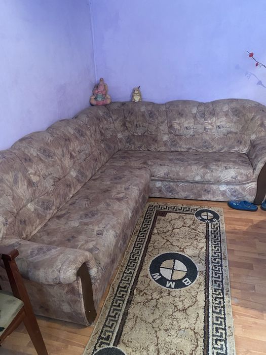 Canapea pe colț .