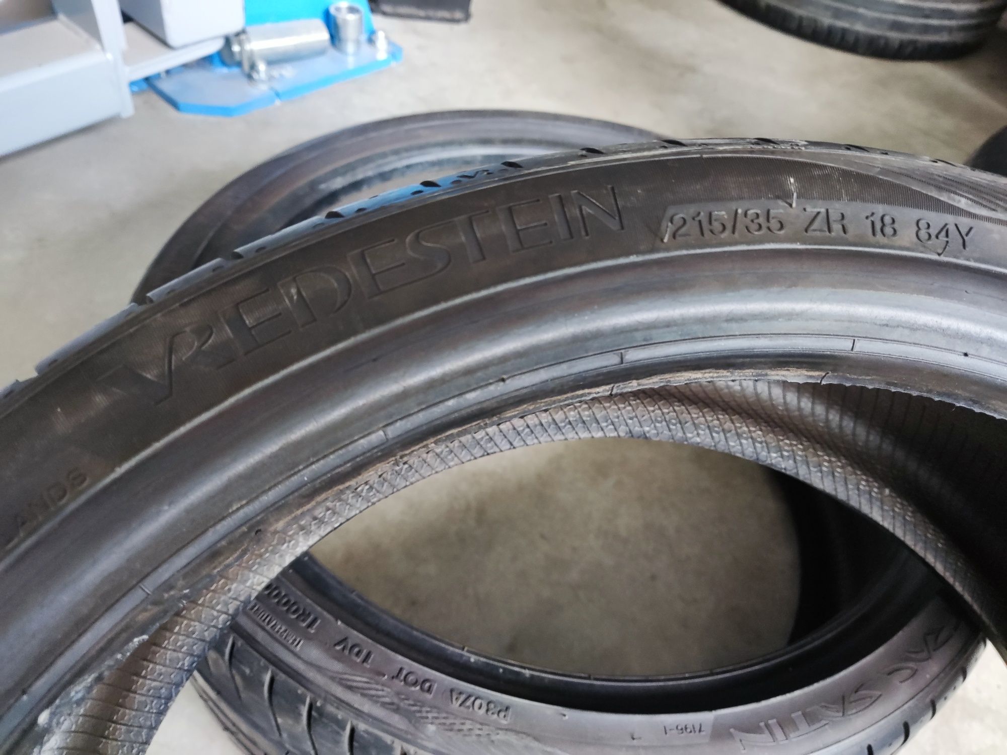 215/35/18 Vredestein