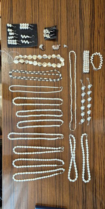 Продаётся женская бижутерия  из натуральных камней .