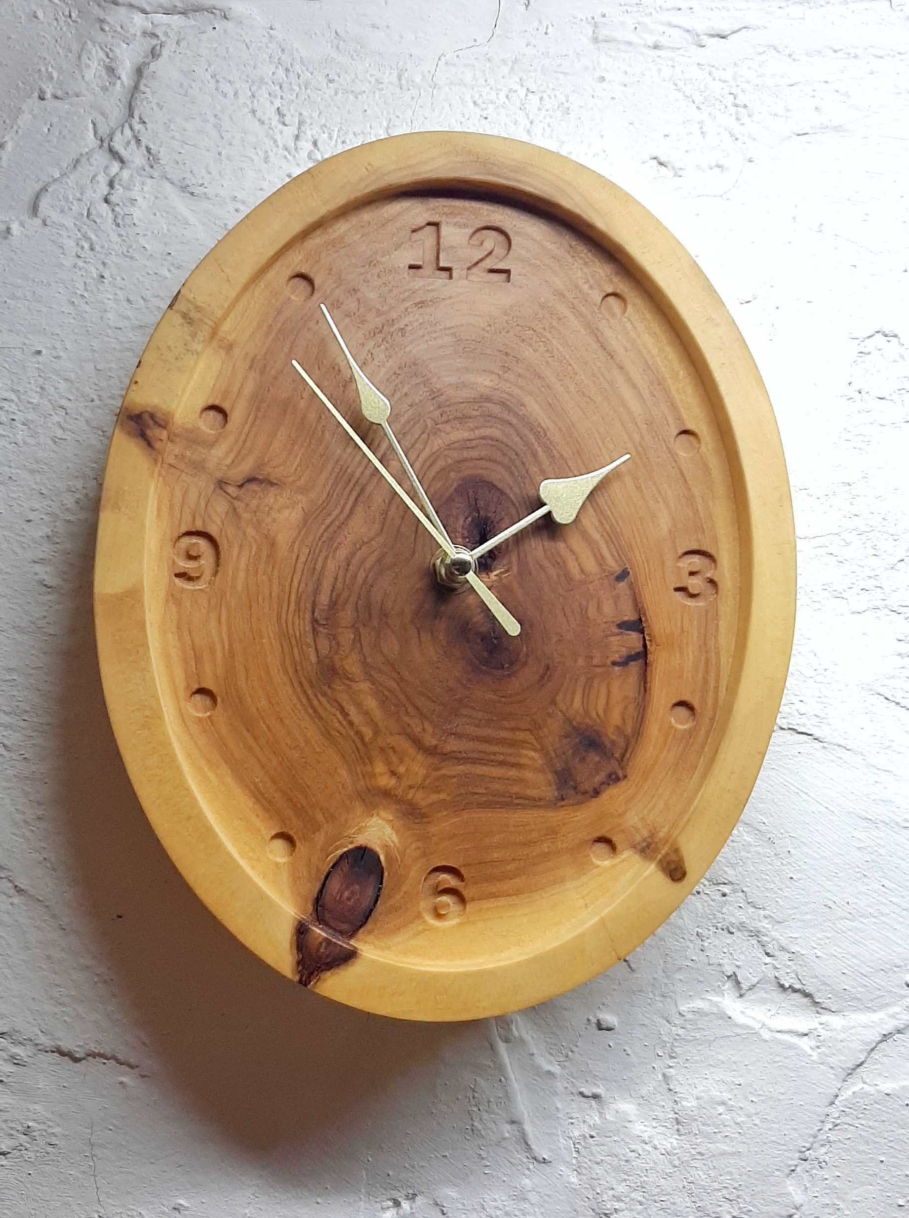Часы из натурального дерева.