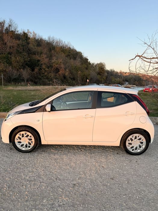 Продавам Тойота Айго / Toyota Aygo / 17к км Navi и камера за задно виж