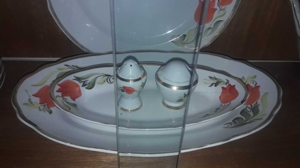 Продам сервиз на 6 персон .