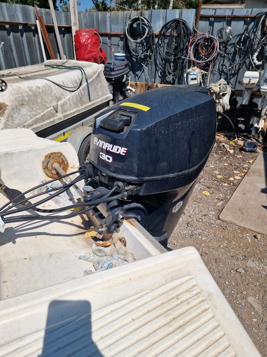 Моторна лодка с двигател и колесар