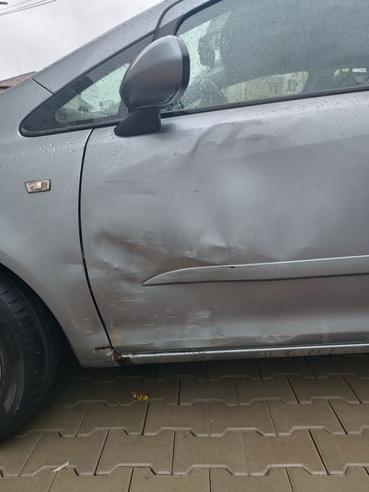 Vind Opel CORSA avariat dar in stare de funcționare