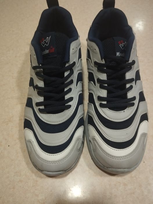 Продаю мужские кроссовки.