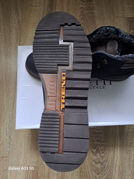 Vand ghete din piele naturala nabuc ( mată ) pentru bărbați.
Marime: 4