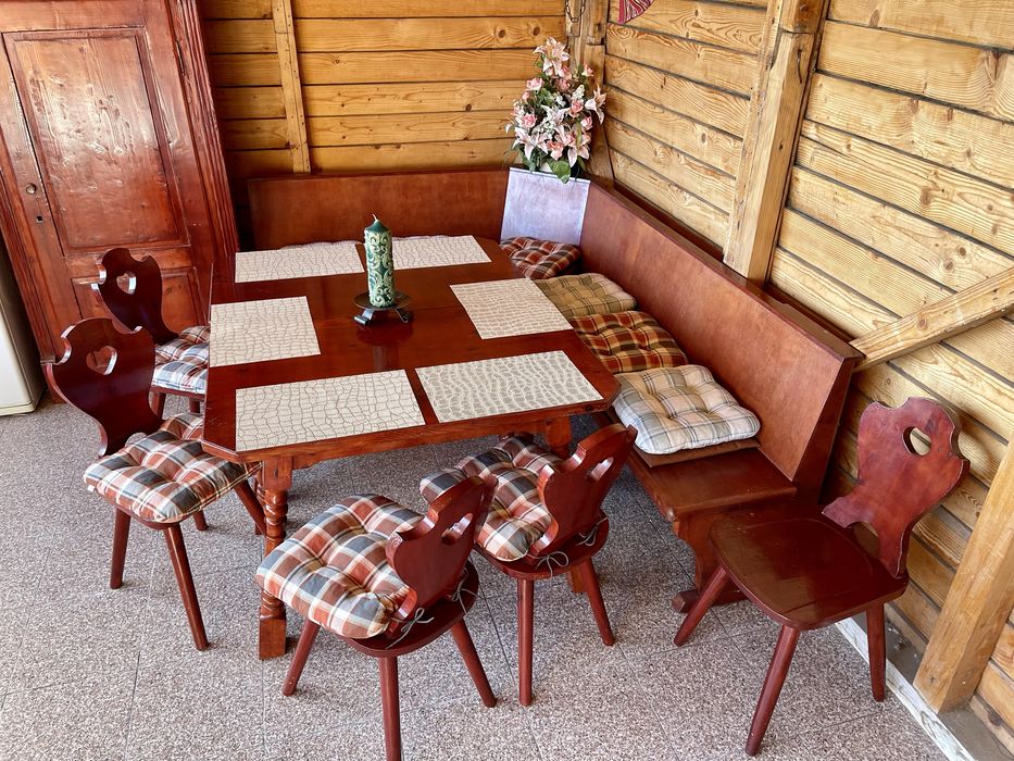 Coltar cu mese si scaune din lemn masiv