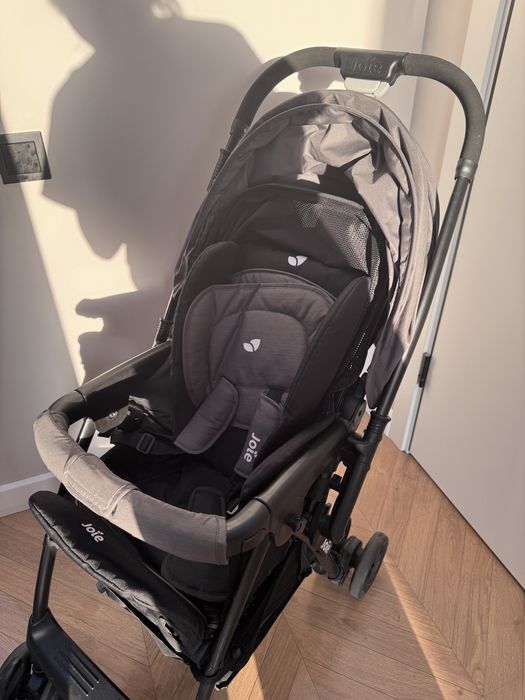 Продам серую коляску Joie Mirus, прогулочная.    С перекидной ручкой,