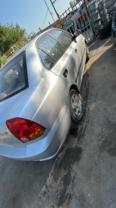 Dezmembrez Hyundai Accent an 2005 1.3 Benzina