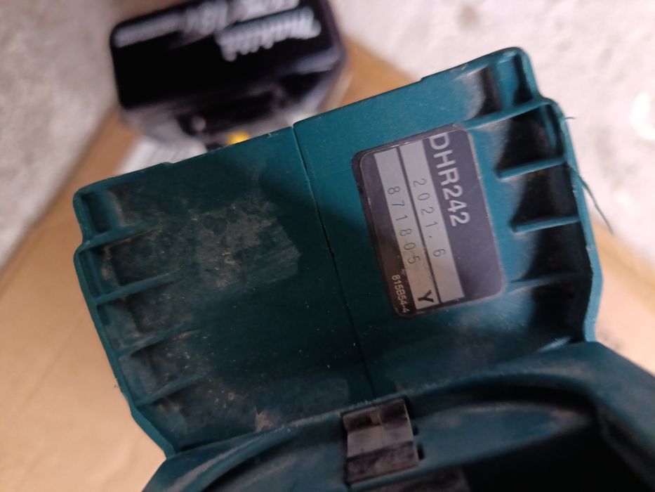 Makita rotopercutor DHR 242