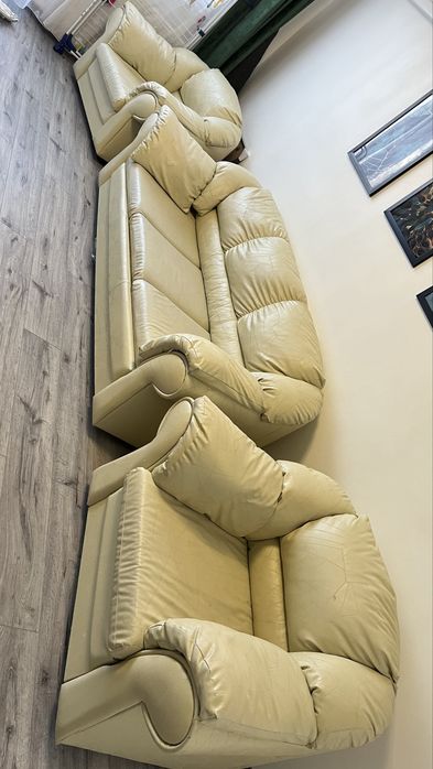 Canapea cu fotolii imitatie de piele crem