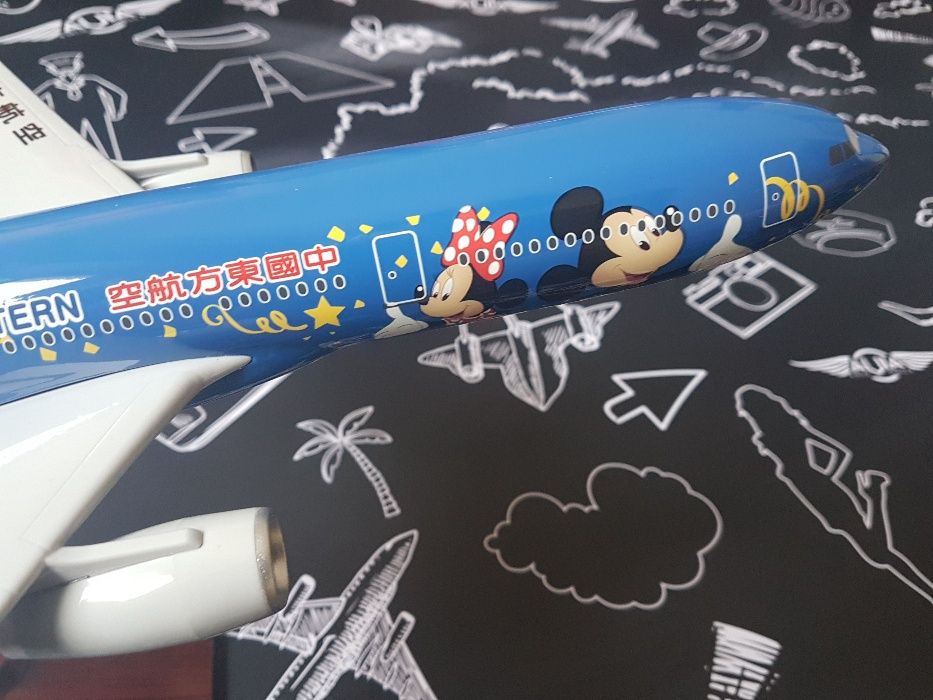 Модель самолета Airbus A330-300 Disney