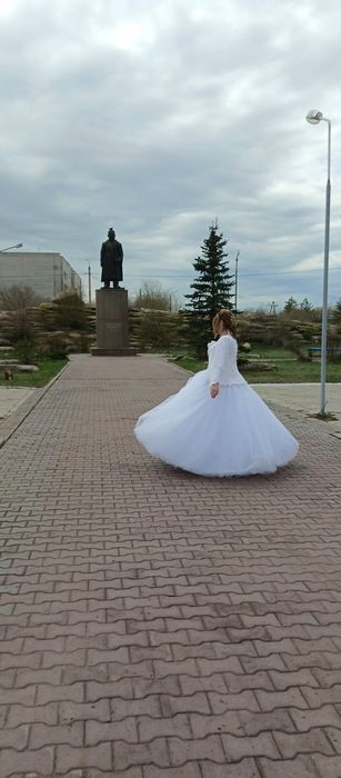 Продам свадебное платье.Очень красивое. Цена  25000.