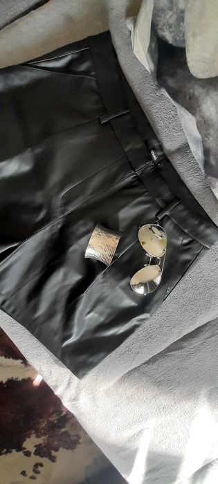 Pantaloni scurti imitatie piele dama - NOU