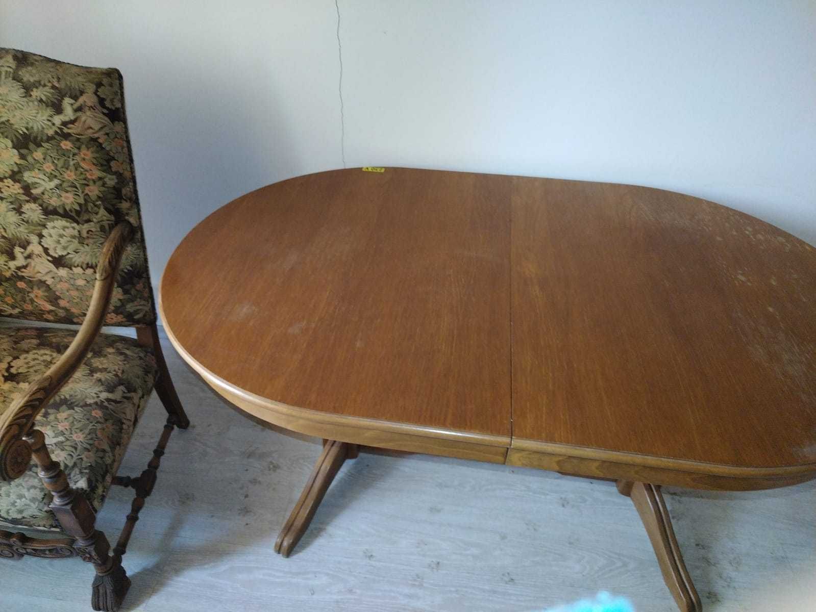 Piese de mobilier: masa, 2 scaune si 1 jilts