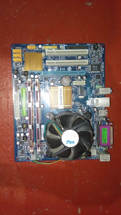 Срочно продам материнскую плату фирмы Gigabyte