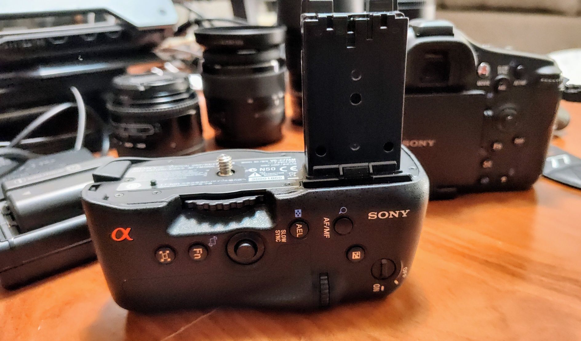 Sony Alpha77 DSLR set cu accesorii