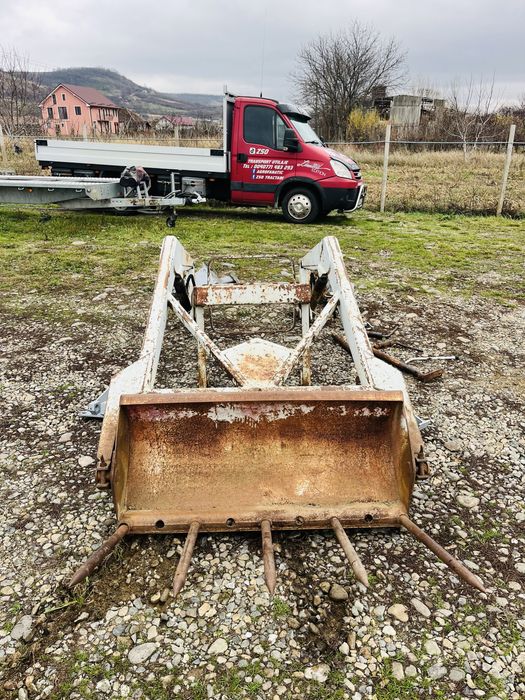 Incarcator frontal, brat cu cilindri hidraulici si suport Hauer cupa