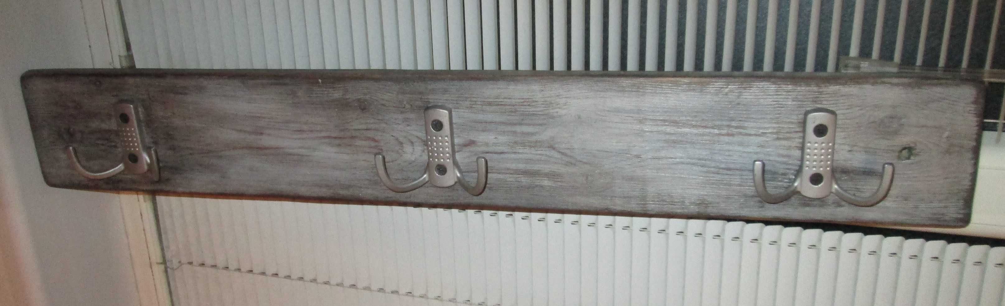 дървена стенна закачалка в сребристосиво