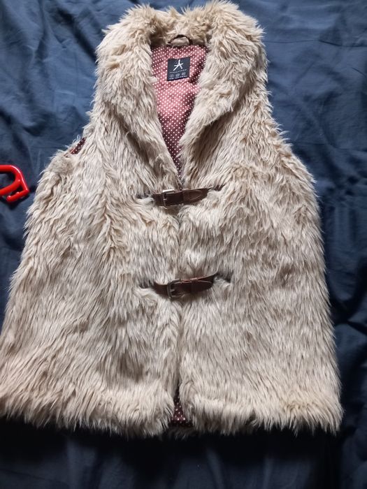 Vând vesta de blana bej