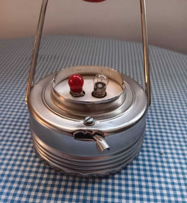 Lampa veche produsa de  Metaloglobus , nefolosita ,NOS,  comunista RSR