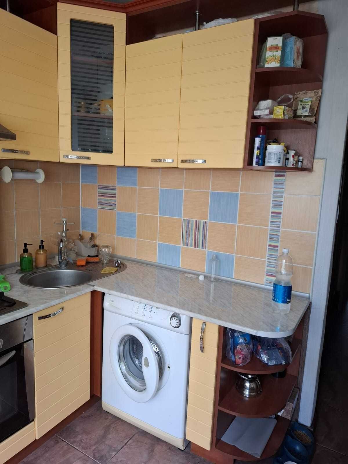 Продам угловую кухню 4,5 м, б/у