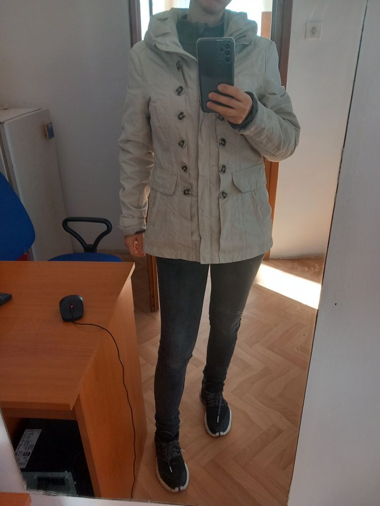 Тънко яке в бежаво
