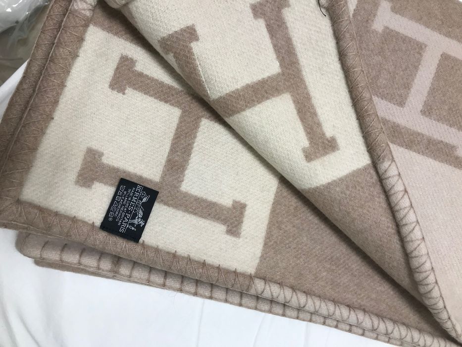 Hermes одеяло и възглавница