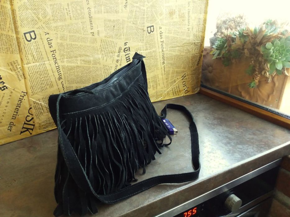 малка черна велурена чанта с ресни-естествена кожа